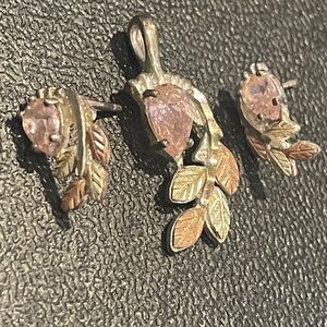 Pretty pendant and earring set